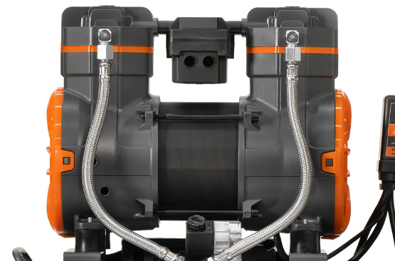 Защищен от перегрузок и перегрева. Обеспечивает бесшумную и эффективную работу и гарантирует производительность до 320 л/мин. Двигатель имеет низкий уровень вибрации и не требует сложного технического обслуживания, обеспечивая долгий срок службы и надежность компрессора.