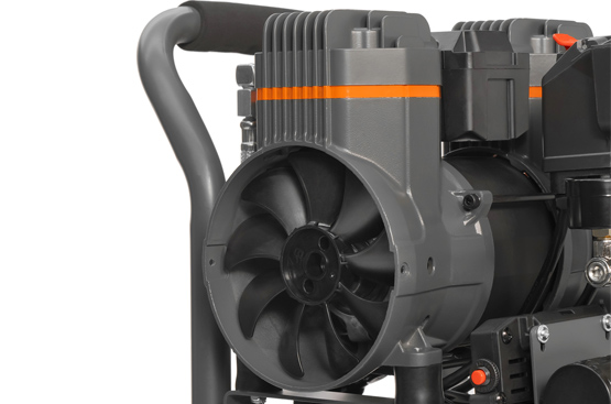 Два больших радиатора вкупе с мощным вентилятором эффективно и оперативно охлаждают устройство даже при интенсивной эксплуатации.