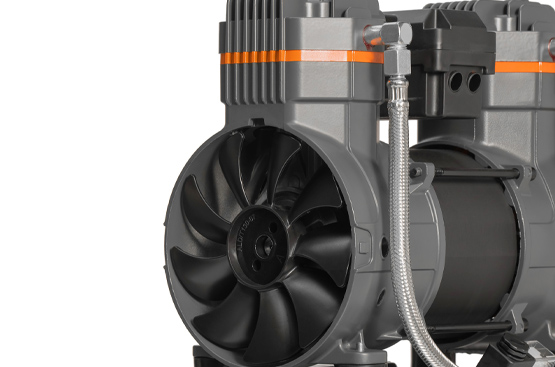 Два больших радиатора вкупе с мощными вентиляторами эффективно и оперативно охлаждают устройство даже при интенсивной эксплуатации.