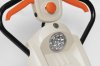 Яркая LED фара обеспечивает освещение рабочей зоны перед снегоуборщиком, помогая работать в темное время суток